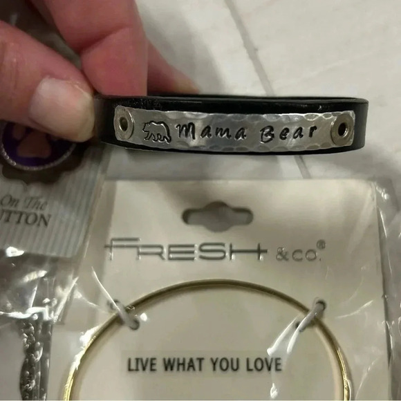 Lot of 23 pieces of Boutique Jewelry, necklaces, bracelets, charms, costume ring - Picture 13 of 13